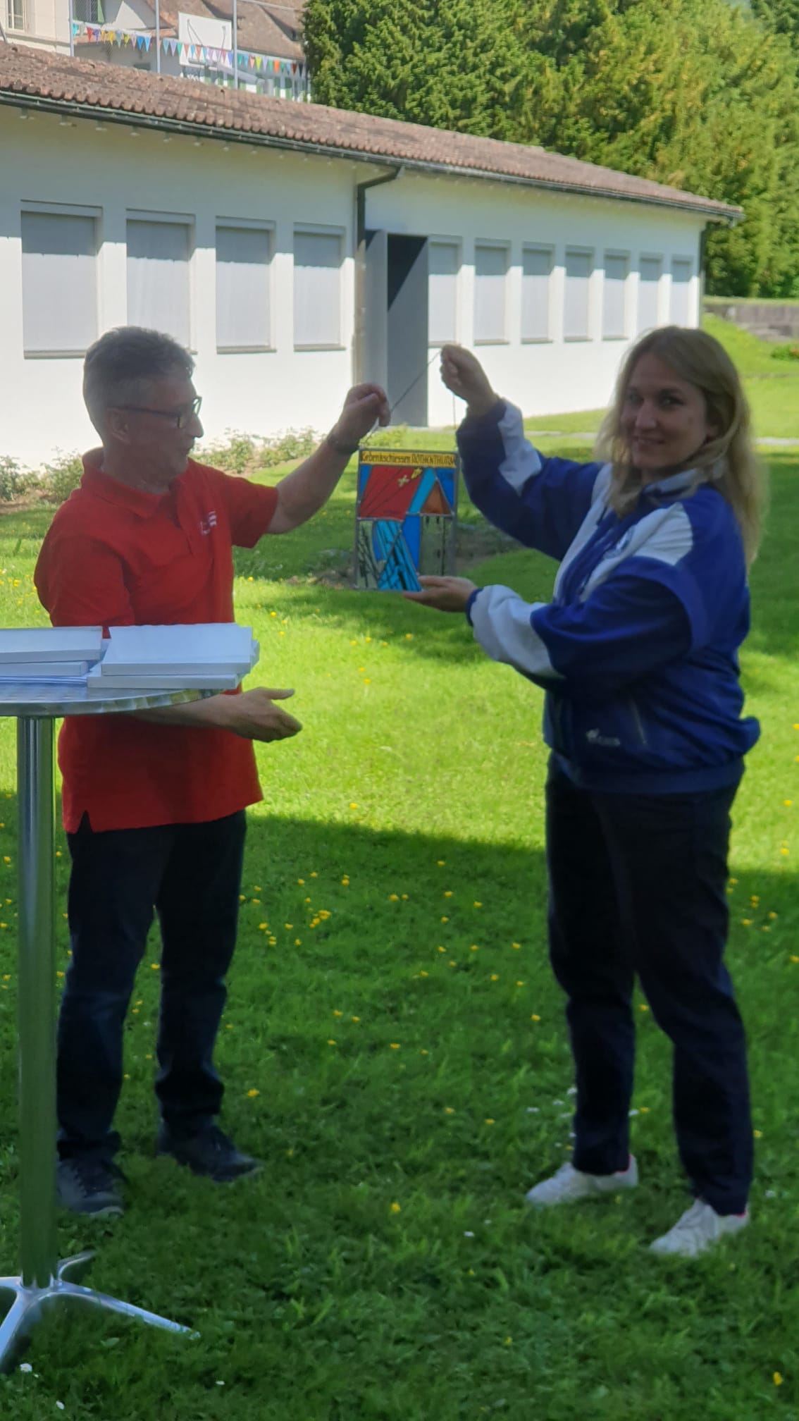 Manuela Eugster gewinnt am Hist. Gedenkschiessen in Rothenthurm 2026 mit der Pistole die grosse Wappenscheibe.